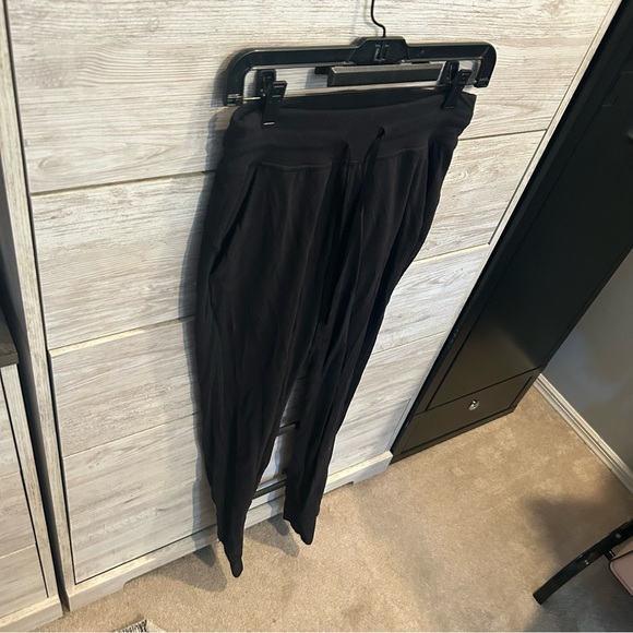 Lululemon Black Tapered Jogger Pants – Size 4 – High-Rise Lightweight Stretch - Picture 8 of 8